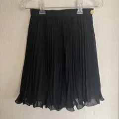 黒のプリーツスカート 金色ボタン付き