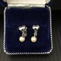 ハート型のシルバーとパールのスクリューバックイヤリング