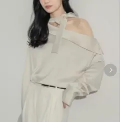 NEUNA 2wayサテンワンショルブラウスのサムネイル