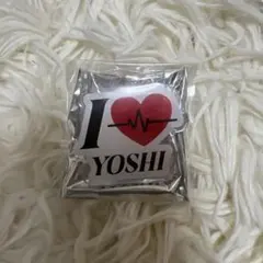 treasure アクリルバッチ ヨシ