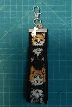 【ハンドメイド】端材で作ったインド刺繍リボンストラップ　ねこ