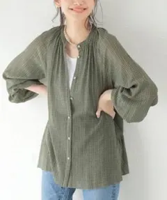 極美品✨　カーキ❤️　レサージュ　シャーリングスタンドカラーブラウスのサムネイル