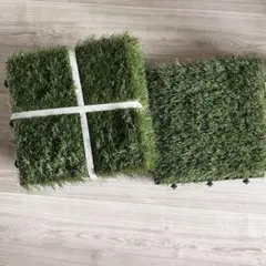 천연 잔디처럼!30cm x 30cm 조인트형 인조 잔디 8장을 연결할 수 있습니다.