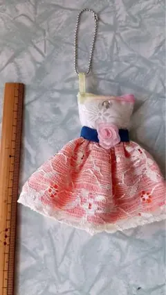 ドレス型チャーム ピンクと白のレース