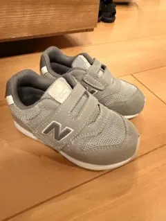 New Balance ベビーシューズ グレー ベルクロ