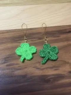 四葉のクローバーキーホルダー2つセット　平成　編み物