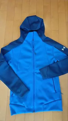 Under Armour フード付きパーカー SMサイズ