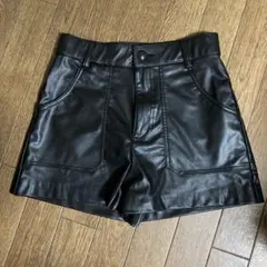ZARA ブラック レザー風ショートパンツ
