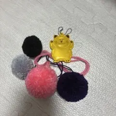 猫の形キーホルダーとポンポンセット