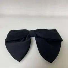 黒のリボンブローチ