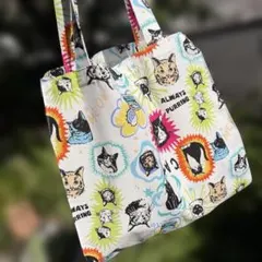 ポップな猫デザイン エコバッグ 中型　一枚仕立て　マチ広め丸め　ひもで束ねる形