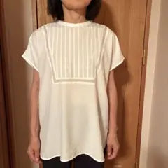 未使用　新品　胸元のピンタックと切り替えがポイント　ホワイト 半袖シャツ