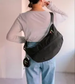 イアパピヨネ PEZ(ペッツ)×ear ハーフムーンショルダー ボディバッグ 黒