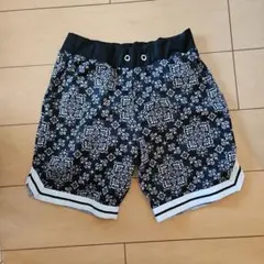 MAN Sサイズ 黒と白のショートパンツ