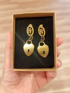 Folli Follie ゴールド ハート型ロックピアス