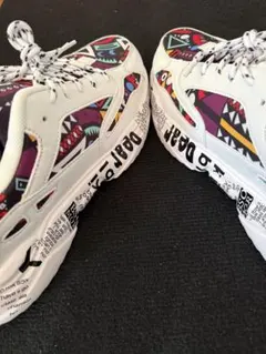 カラフルグラフィック スポーツシューズ