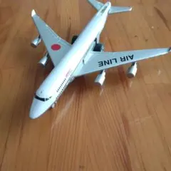 シルバーカラーのレトロな旅客機 飛行機 模型 おもちゃのサムネイル