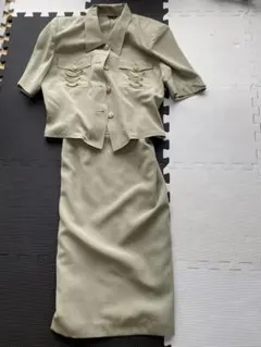 カーキ　ライトベージュ スカートセットアップ