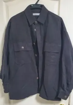 黒いボタンアップシャツ