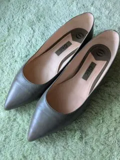 ORIC グレー ポインテッドトゥ フラットシューズ