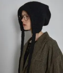 黒い耳あて付きニット帽