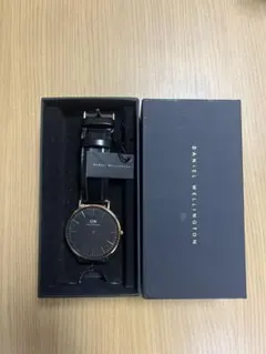 DANIEL WELLINGTON ブラックレザー腕時計のサムネイル
