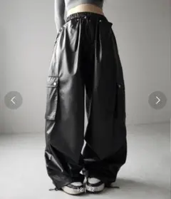 ミームセレクト フェイクレザードロストボリュームワイドカーゴパンツ ブラック