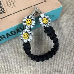 パラコード　ハンドスマホストラップ　☺︎ニコちゃん☺︎ お花　ハンドメイド