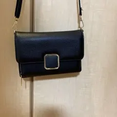 ブラックショルダーバッグ フラップ式