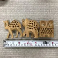 ゾウ、ラクダ　フクロウ　木製すかし彫り置物　コレクション
