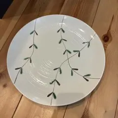 葉模様の白い円形皿