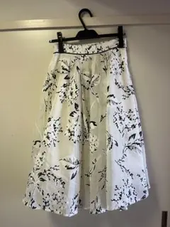 花柄フレアスカート 白 アミールのサムネイル