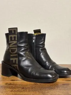 FENDI サイドジップブーツ　ブラック　レザー　ロゴマーク　36のサムネイル
