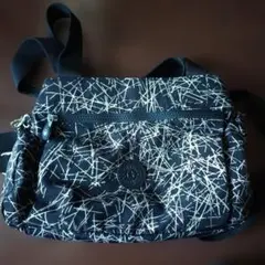 kipling 2way ショルダーバッグ 黒、白、ピンクのストライプ