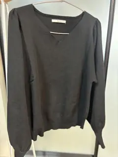 黒 Vネック パフスリーブ ニット 長袖