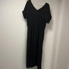 黒いVネックロングワンピース