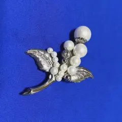 パールと葉っぱのブローチ