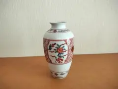 花模様の白磁花瓶