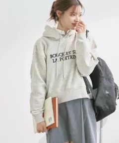 ロゴ刺繍クロップド裏毛フーディー