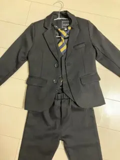 男の子フォーマルスーツ　ベスト•ネクタイ付き120cm ブラック