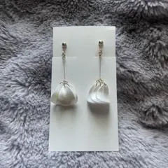 揺れるホワイト花びらイヤリング