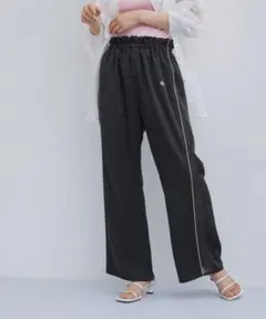 ADAM ET ROPE'【サステナブルサイドラインイージーパンツ¥18,920