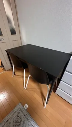 IKEAのダイニングテーブルとチェア4脚のセットです。
