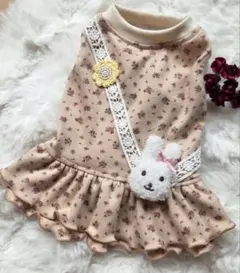 ハンドメイド犬服【小花柄うさぎちゃんポシェット風ギャザーたっぷりワンピース】