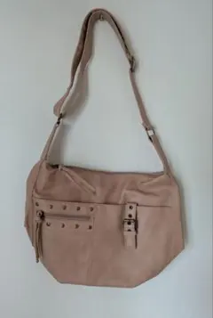 スタッズ付きピンクショルダーバッグ