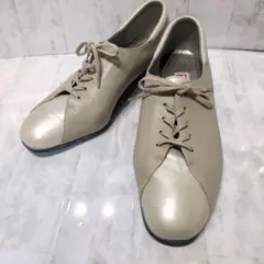 ベージュ レザー レースアップシューズ