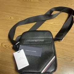 TOMMY HILFIGER ブラックショルダーバッグ