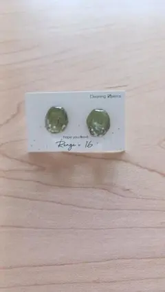 緑色スタッドピアス