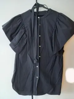 フリル袖 黒シャツ パール調ボタン