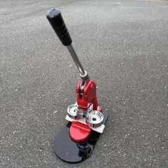 赤いハンド缶バッジマシーン